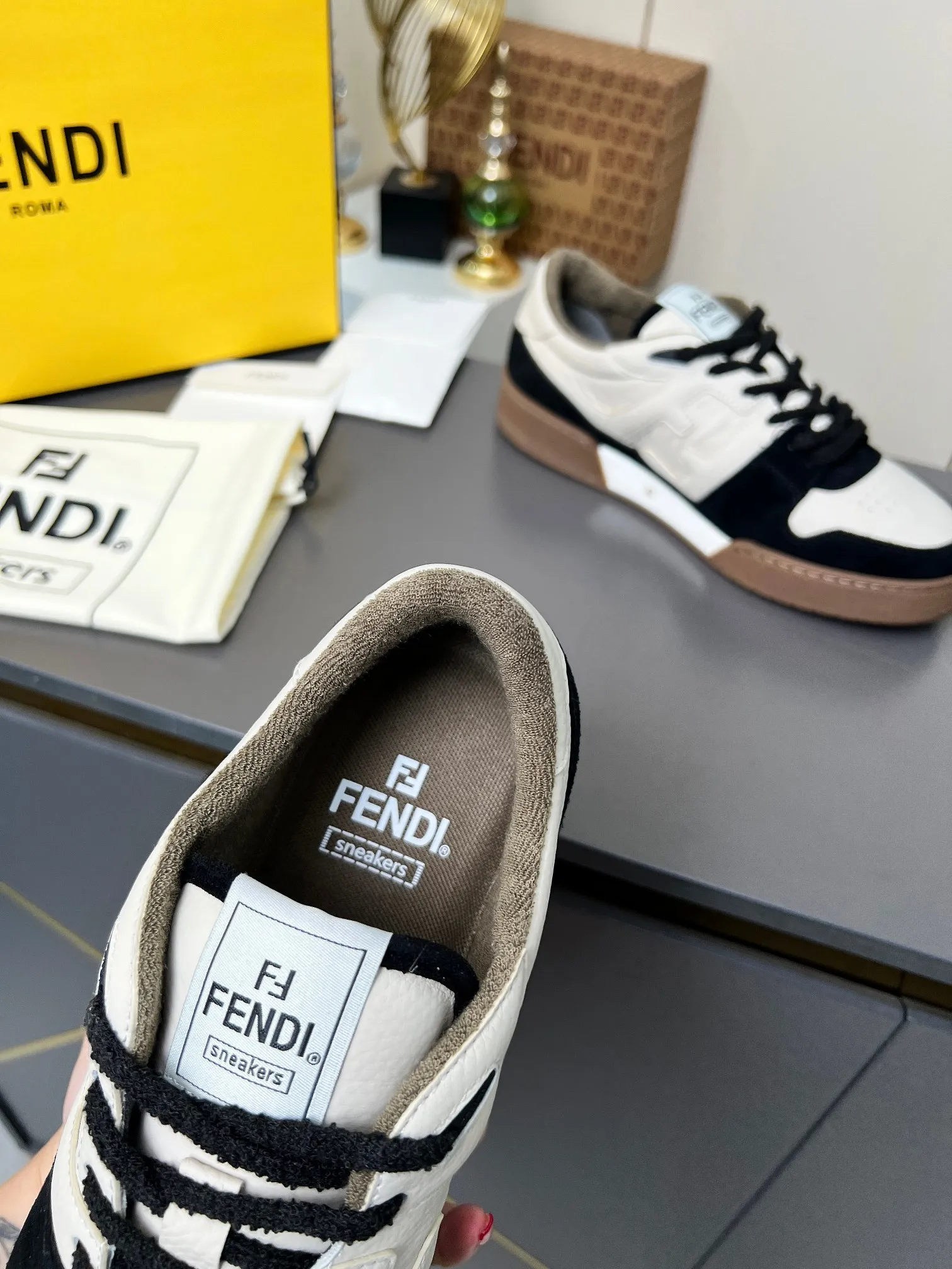 p600 men 300🐮🐮Fendi·Fendi⛳️2025 autumn and winter hot style 35--45 couples model👫 FD match Original purchase for RMB14420 1:1 replica Designer Kim Jones's first sneaker fendi match and Donkey brand Trainer basketball sneakers, fresh blood injection and FF retro design Super good-looking and versatile, the upper is made of cowhide and cowhide stitching, the double F logo on the side is embossed, and the lining is made of terry velvet 🤗 The upper is super soft, lightweight, comfortable and paired with a sweater, and the original complete package! ✦ Fabric: cowhide + cowhide color matching ✦ Lining: original terry velvet lining ✦ Sole: original molded multi-color color matching sole ✦ Sole: mesh injection molding pad ✦ Sole thickness: 3.5cm ✦ Women’s size: 35--40 ✦ Men’s size: 39--45
